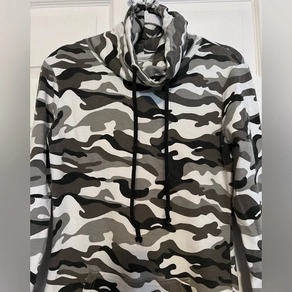 Lily & Lottie Black And White Camo Cowl Neck Medium - Picture 2 of 4